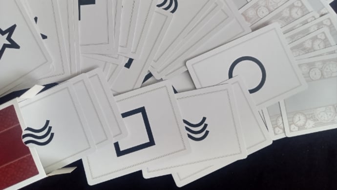 一箱50枚のESPカード(ゼナーカード)