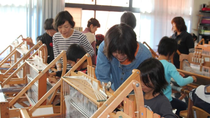 TCC竹島クラフトセンター、遠足で小学生が手織り体験