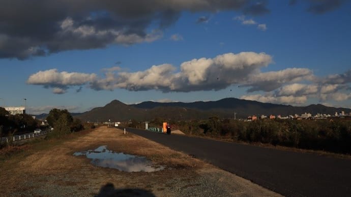 サイドミラーに写った 太陽・帯状の雲・山に つい!車を止めてみた♬