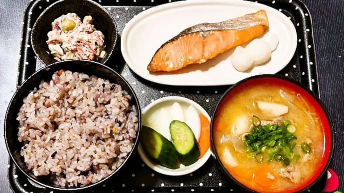 家で朝ご飯(十六穀ごはんに焼鮭、白和え、豚汁、三種のぬか漬)(2024年4月1日)