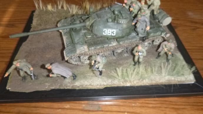 完成 ジオラマ:ソビエト戦車 T 55A&ミリタリーミニチュアシリーズ NO 207 ソビエト陸軍 歩兵進撃セット