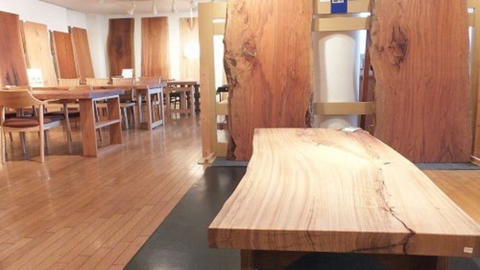 １８８、一枚板テーブルのSALE開催。お勧めダイニングもご家族で。一枚板と木の家具の専門店エムズファニチャーです。