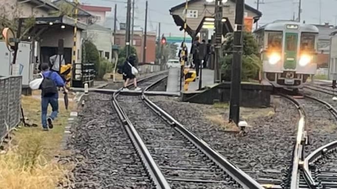 線路脇を走ってるやつ