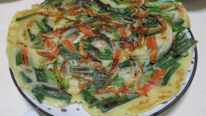 質素に少量-今日も元気　　桜エビのチヂミ、トウモロコシご飯、本マグロの竜田揚げ、南瓜煮、梨やリンゴ