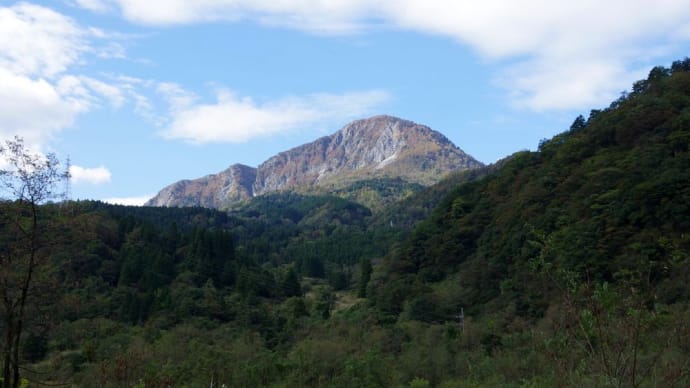10月25日 糸魚川・高浪の池から明星山を。