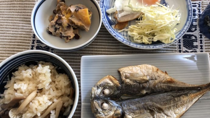 グリルパンで魚干物焼いてます。