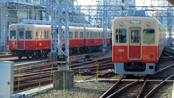 阪神電鉄武庫川線用7890・7990形と2000系赤胴車並び（2009年11月、阪神尼崎駅）