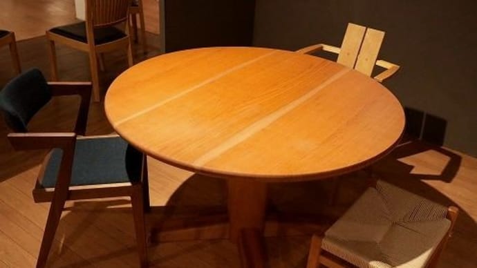 2363、ヤマザクラの丸いテーブル。脚元も太くてしっかりと組み上げ美しい仕上がり。一枚板と木の家具の専門店エムズファニチャーです。