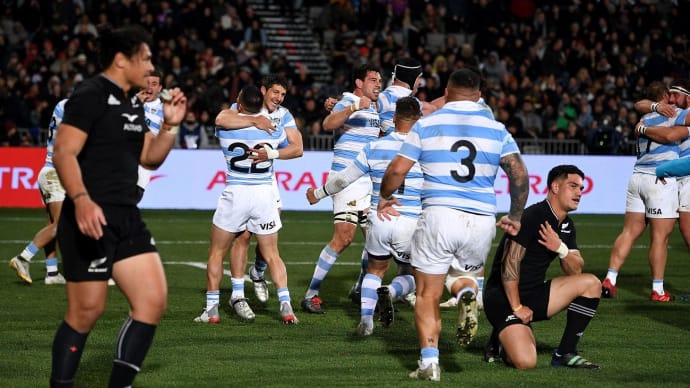 ラグビーで、アルゼンチンが敵地にてニュージーランドに歴史的な勝利を達成した（マイケル・チェイカが、アルゼンチンのHCだったのね）