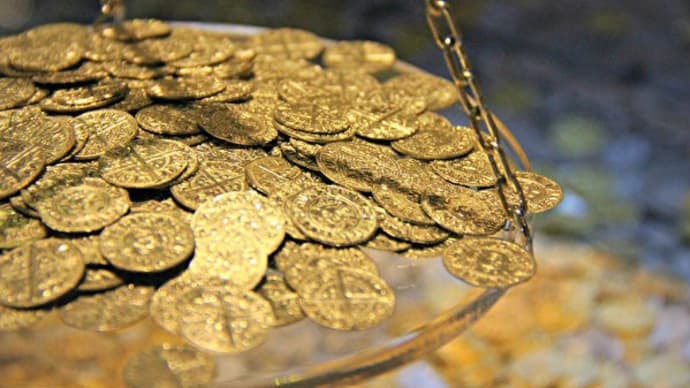 珍宝と認定!?アマチュア金属探知家が600枚以上の中世コインを発見