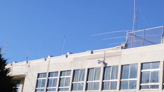 見よ、屋上のアンテナ群、こちらはJQ1YSI立川六中無線クラブ