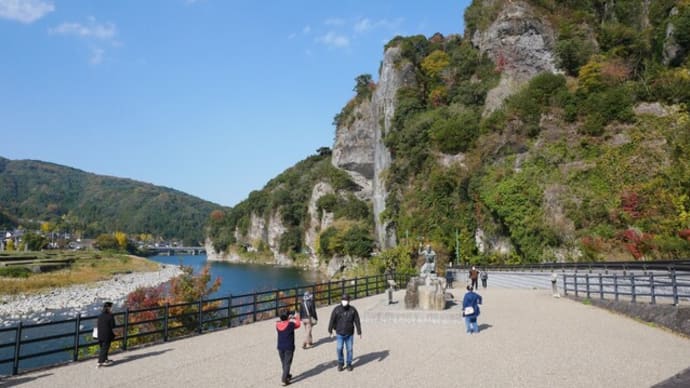 青の洞門(禅海和尚の手掘りのトンネル)