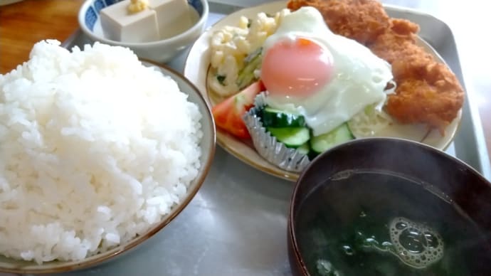 今日の日替り『串カツ、イカのフライ、エッグ、ヤッコ』