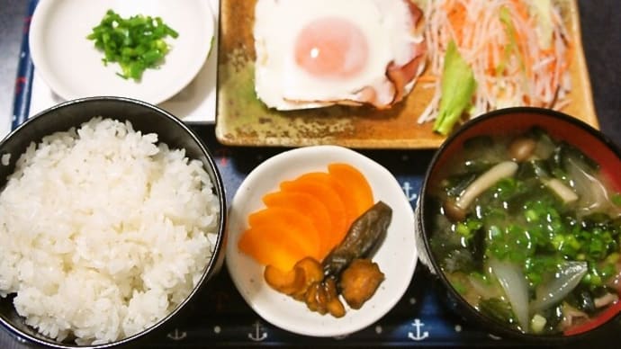 家で朝ご飯(ベーコンエッグ、玉ねぎとしめじのみそ汁等)(2020年5月28日)