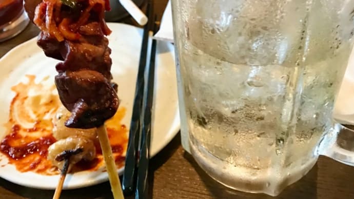 メガハイボールとレバーの串焼き