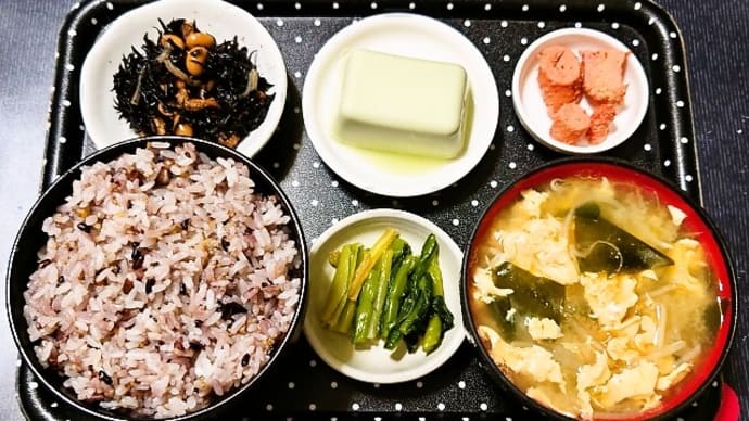 家で朝ご飯(十六穀ごはんに焼めんたい、わさび豆腐、ひじき煮、もやしと卵のみそ汁、野沢菜漬)(2024年4月9日)