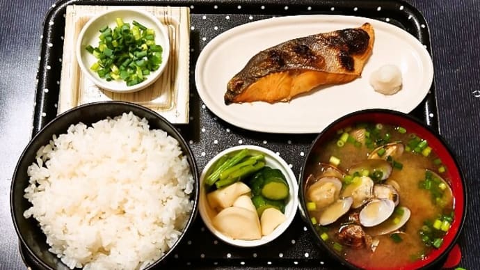 家で朝ご飯(ごはんは栃木県産コシヒカリに焼鱒(塩ます)、納豆、あさり汁、かぶときゅうりの漬物(自家製))(2022年8月3日)