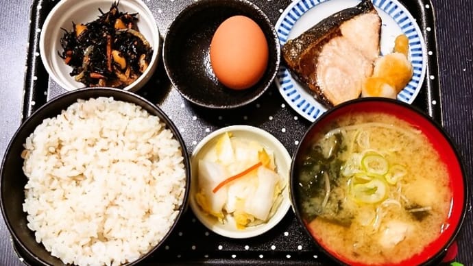 家で朝ご飯(麦ごはんにぶり塩焼き、生卵、ひじき煮、もやしとつみれのみそ汁、白菜漬)(2024年4月3日)