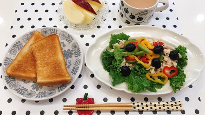 サラダとトーストで いつもの朝ごはんと、「アヲハタ」の まるごと果実