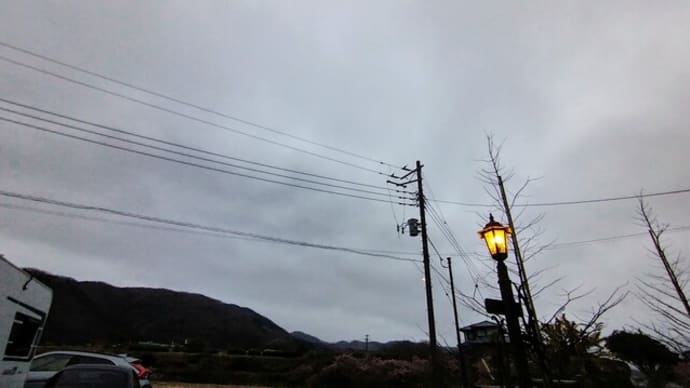 今にも雨が降りそうでござるの空
