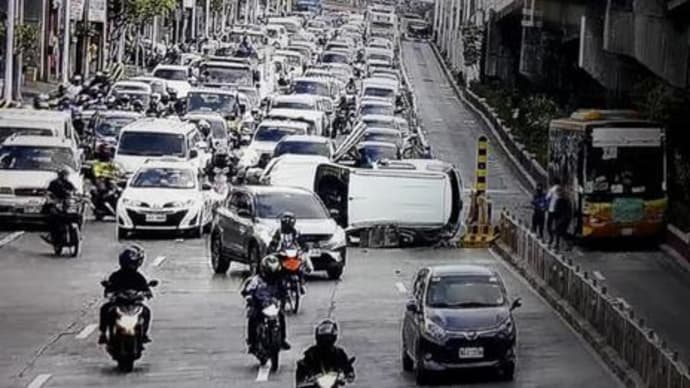 エドサ通りは交通事故で渋滞