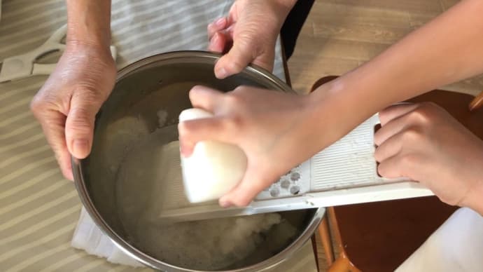 大根餅作りに有志が集う