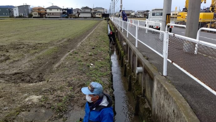 小雨の中、水路清掃（泥上げ）