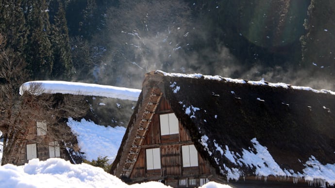 世界遺産白川郷 かやぶき屋根から上る湯気 2
