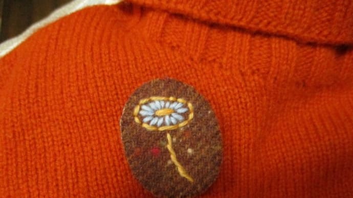 ウールに毛糸刺繍のブローチ