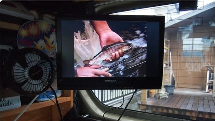 車内に16インチ液晶テレビを設置