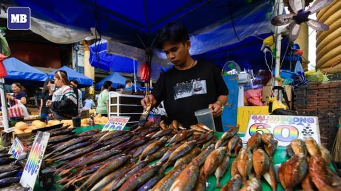 魚の干物を売る露店