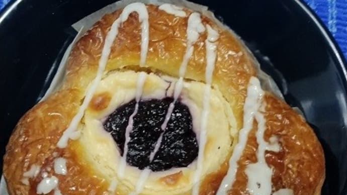 【02/08おやつ代わりの夜食】ブルーベリークリームチーズデニッシュ、これは良いんだね:D