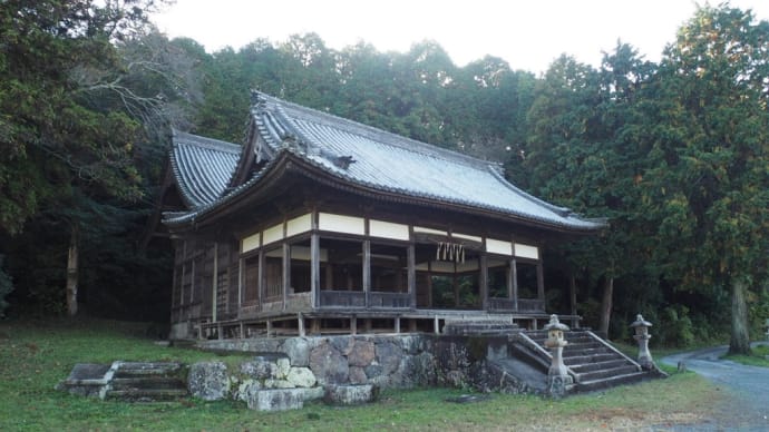 岩尾神社の石造鳥居と石橋