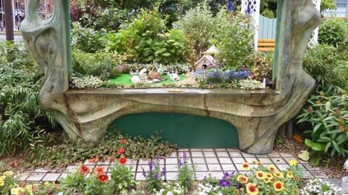 雨上がりの花壇で。
