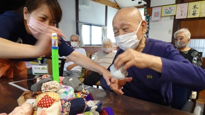 お手玉で棒倒しゲーム。