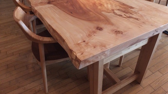 新作の一枚板も少しずつ入荷。一枚板テーブルの展示入れ替え中。一枚板と木の家具の専門店エムズファニチャーです。