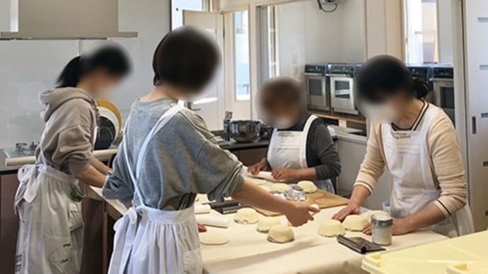準師範の先生方の授業です。ラウゲンプレッツェルとツナとほうれん草のグラタンパンを作りました。