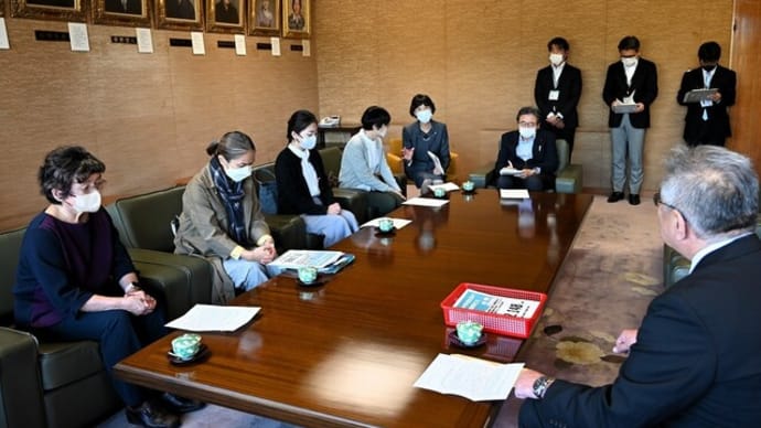 学校給食無償化・有機農産物使用で子どもの成長を保障することを求めて、新日本婦人の会で副市長へ署名提出、教育長と懇談