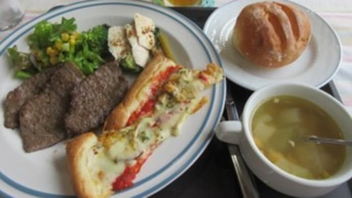 カフェ ラ ガラッシア(Caffe La Galassia)、日替わりプレートは牛肉のステーキ。手作りにこだわったおいしいイタリアン