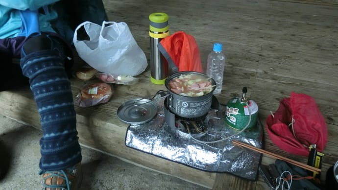 ２３日．ランチを食べに韓国岳避難小屋へ
