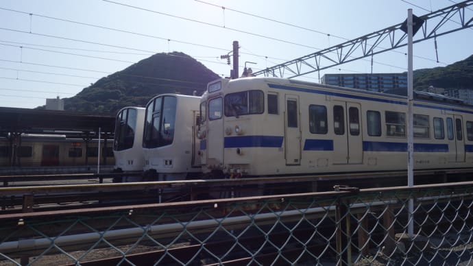ＪＲ門司港駅に並ぶ列車　JR九州811系電車　クハ411-110(国鉄415系電車)