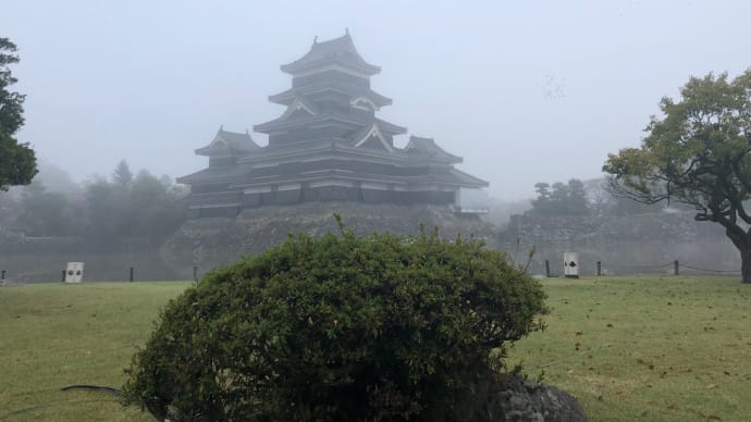 霧の松本城