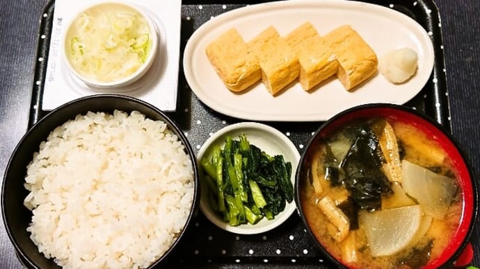 家で朝ご飯（ごはんは新米・千葉県産粒すけに玉子焼き、納豆、かぶのみそ汁、からし菜漬）（2022年11月21日）