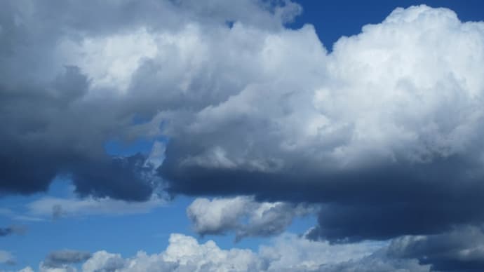 気候変動と大空で遊ぶ雲たち