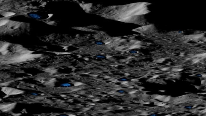 月と水星の浅いクレーターの地下には厚い氷の堆積物が埋まっている?