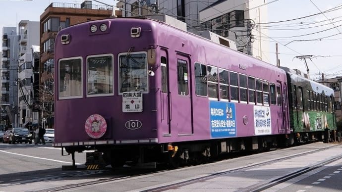 京福電鉄（嵐電）の路面電車と嵐山駅でのデオ300系電車
