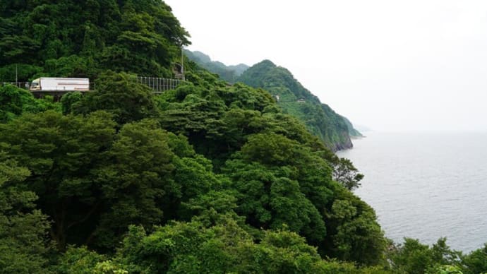 断崖絶壁の親不知・子不知に、土木遺産の廃線隧道が