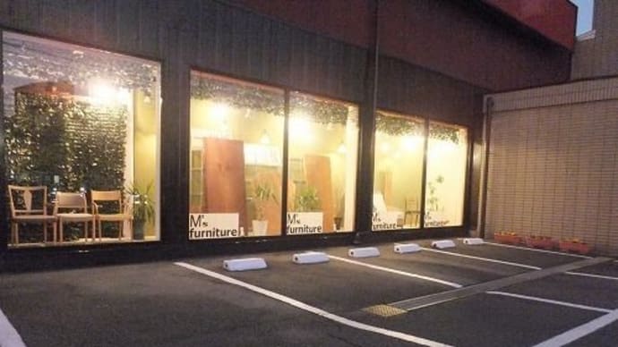 2044、明日から三連休ですね。当店は通常通り朝10時より営業をさせて頂きます。一枚板と木の家具の専門店エムズファニチャーです。