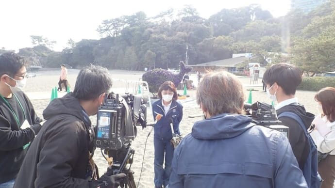 まるで謝罪会見!?