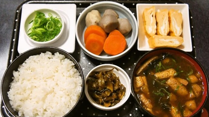 家で朝ご飯(新米・神代じゃんご米に玉子焼き、里芋と人参の煮物、納豆、赤だしのなめこ汁、漬物)(2021年12月14日)